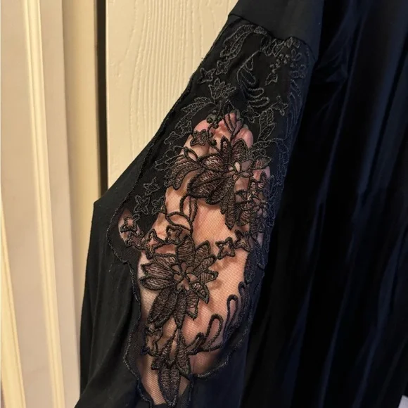 Elegant Black Lace Sleeve Top - Picture 8 of 9